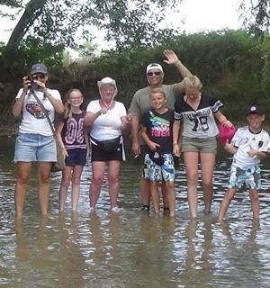 一群人站在水中