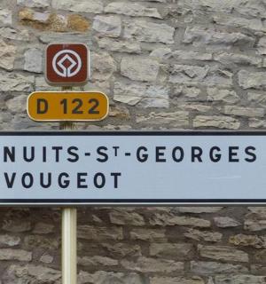 uliční cedule před kamennou zdí