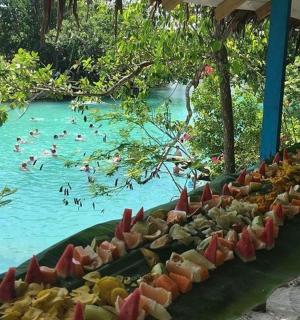 游泳池前摆放着一长排食物