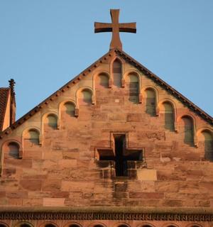 一座顶上有十字架的教堂