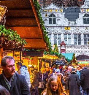 一群人穿过挂满圣诞灯的市场