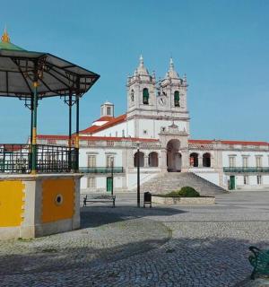 一座前面有钟楼的大楼