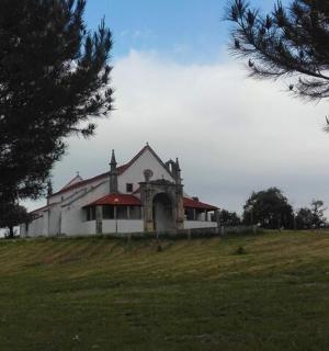 田野中山丘上的一座白色大房子