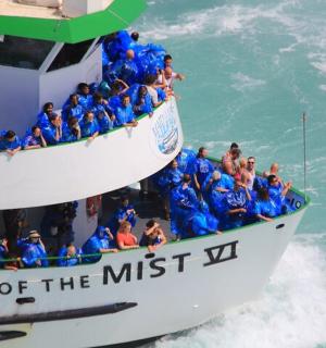 skupina lidí na lodi ve vodě