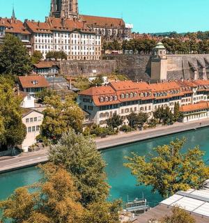 一座有河流的城市的鸟瞰图