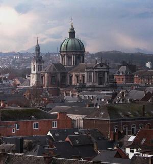 一座有大教堂和屋顶的城市景观