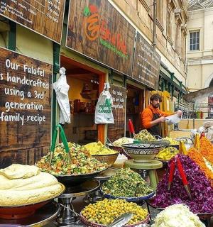 有各种水果和蔬菜的市场