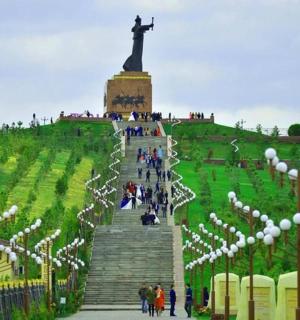 山顶上的雕像，周围有人走动