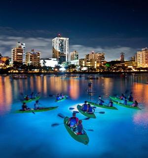 晚上，一群人划着皮划艇在水中