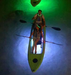 一名男子在黑暗的房间里划着皮艇