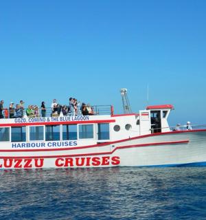 skupina lidí na lodi ve vodě