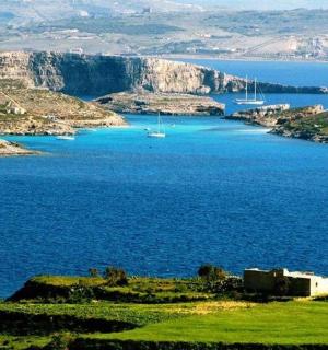 velká vodní plocha s loděmi v ní