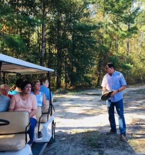 一群人乘坐高尔夫球车