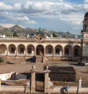 stará budova se dvěma věžemi na vrcholu