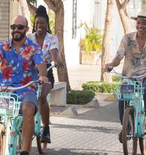 קבוצת אנשים רוכבים על אופניים ברחוב