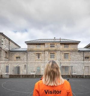 一名女子站在一栋建筑物前