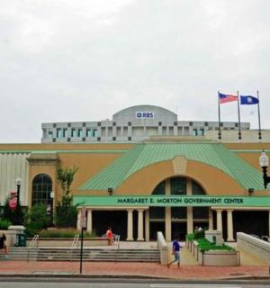 budova s vlajkou na vrcholu