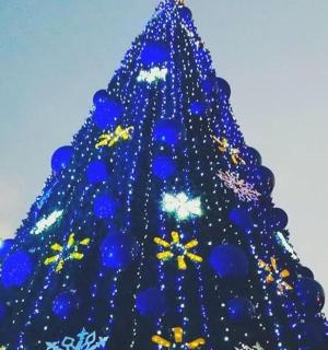 一棵巨大的蓝色圣诞树,上面装饰着彩灯