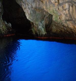 jeskyně s velkým jezírkem modré vody