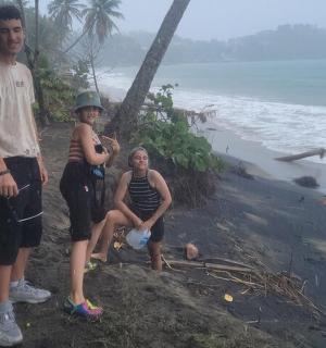 一群人站在海滩上