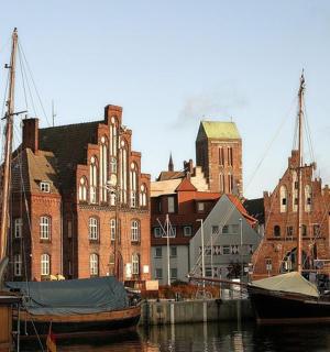 一群停靠在有建筑物的港口的船只