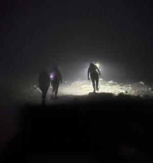 一群人晚上在海滩上散步