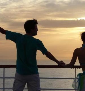 muž a žena stojící před oceánem