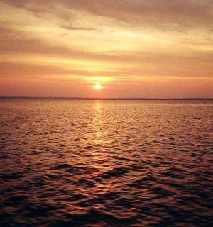 západ slunce nad velkou vodní plochou