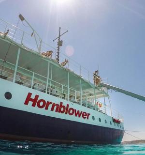 velká loď na vodě s lidmi na ní