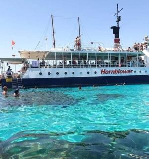 výletní loď v oceánu s lidmi ve vodě