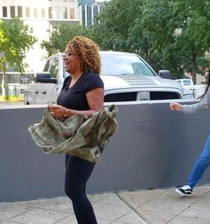 dvě ženy tančí na chodníku