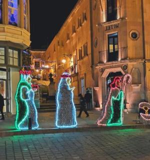 城市街道上的一组圣诞灯