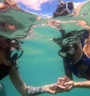 两个人漂浮在水中
