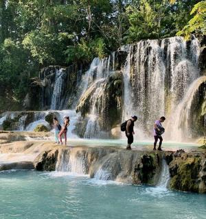 一群人站在瀑布前