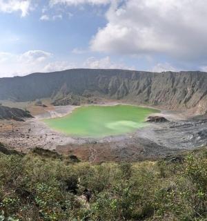山中的绿色湖泊
