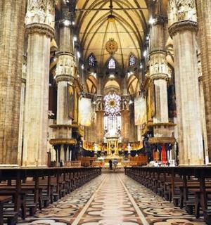 sebuah katedral besar dengan lorong panjang di dalamnya