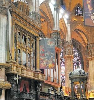 โบสถ์ใหญ่ที่มีอาสนวิหารใหญ่ที่มี