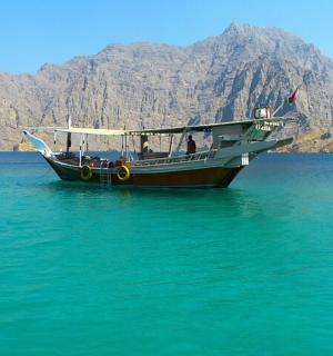 一艘位于一大片水域中间的船