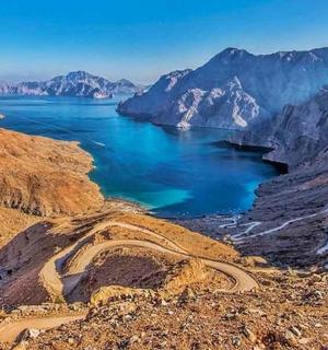 pohled na vodní plochu v horách