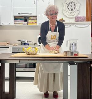 一位女士站在厨房准备食物