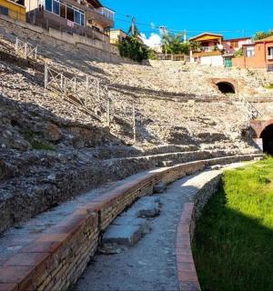 kamenná cesta vedoucí do kopce s tunelem