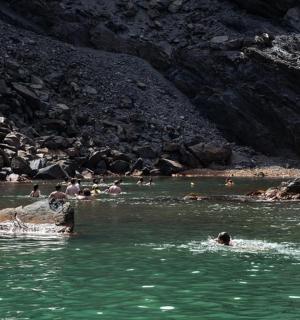 eine Gruppe von Menschen, die in einem Fluss schwimmen