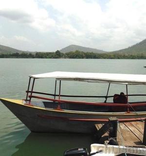 系在水体码头上的船