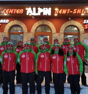 一群人站在学校门前