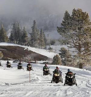 一群人在雪地里骑摩托车