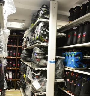 商店货架上摆满了鞋子