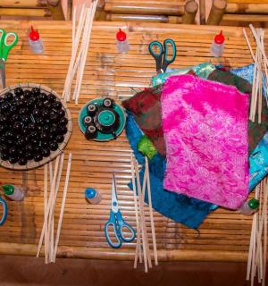 一块木制切菜板,上面有餐具和其他物品