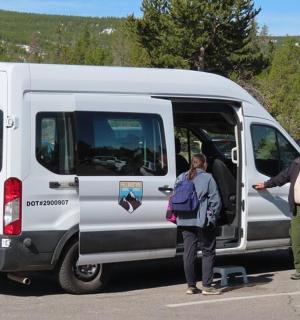 一群人站在一辆白色货车外