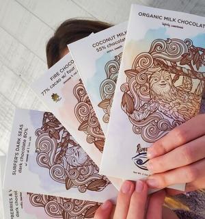 žena držící v rukou tři karty