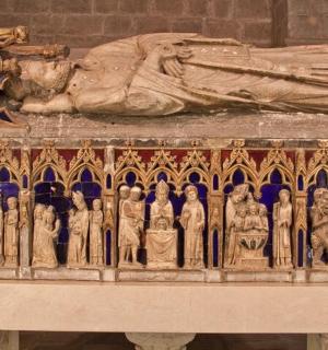 socha koně ležícího na střeše budovy